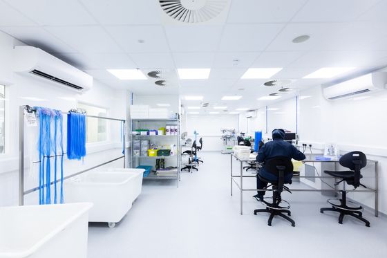 Ελεγχόμενη διαδικασία κατασκευής ISO 8 Καθαρό δωμάτιο με επιφάνεια επόξυ και έλεγχο PLC